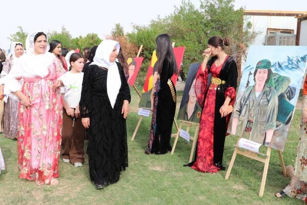 Şehit Bêrîtan sergisini gezen kadınlar